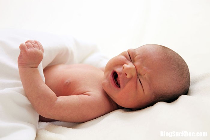 1506478508 tre so sinh bi ho hinh anh1 Cách xử lý khi trẻ sơ sinh bị tiêu chảy sủi bọt